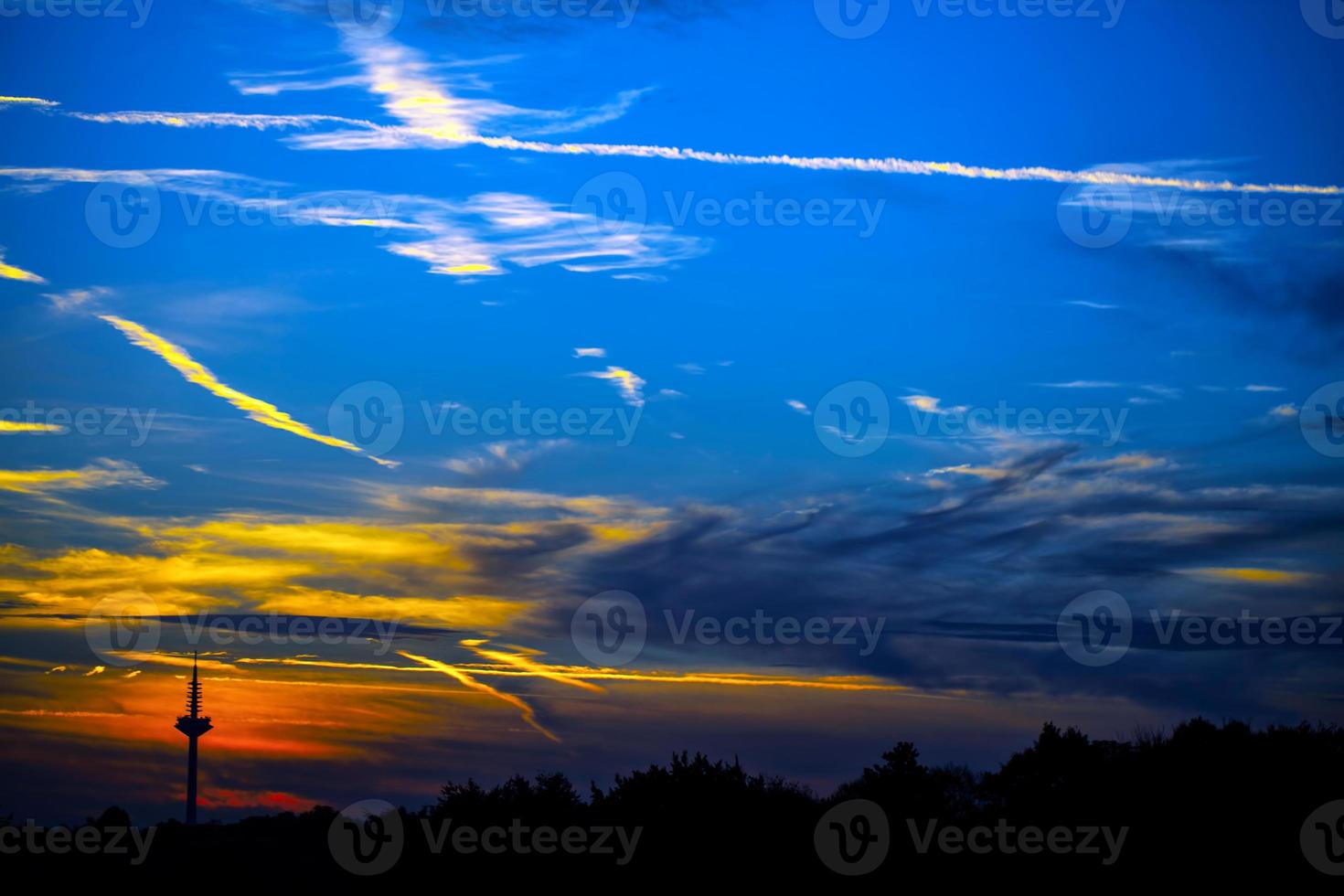 nuvole scure e morbide sul cielo foto