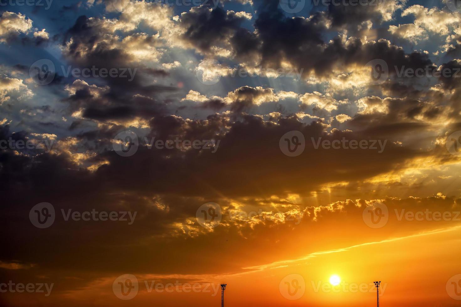 nuvole morbide scure e lucenti sul cielo foto