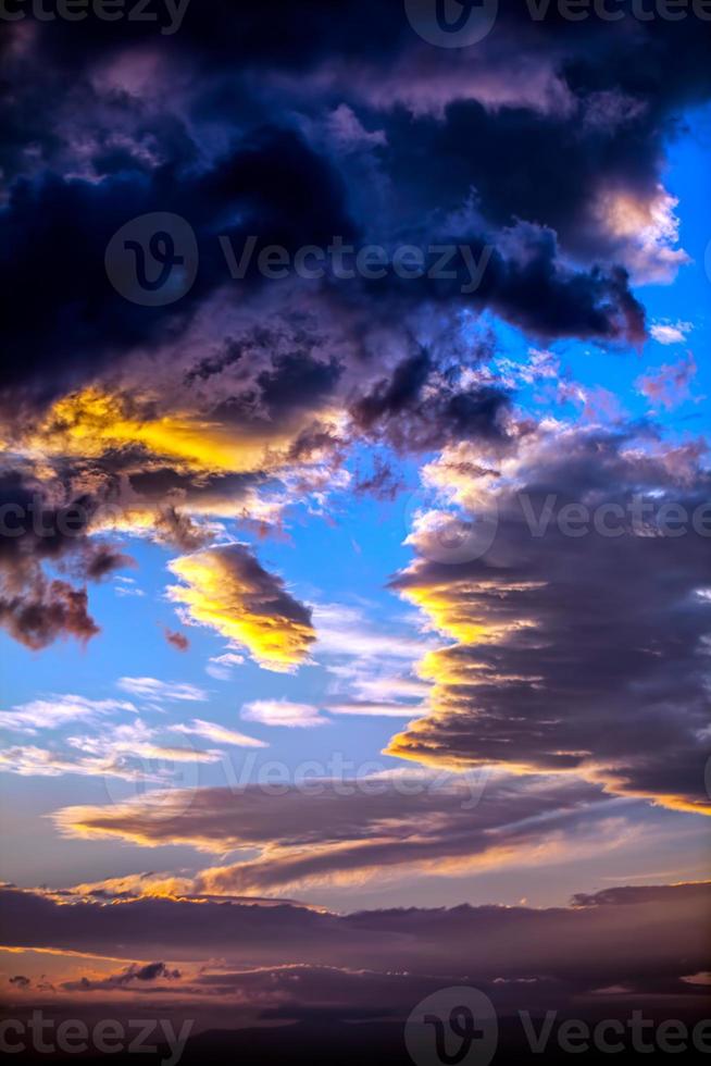 nuvole scure e morbide sul cielo foto