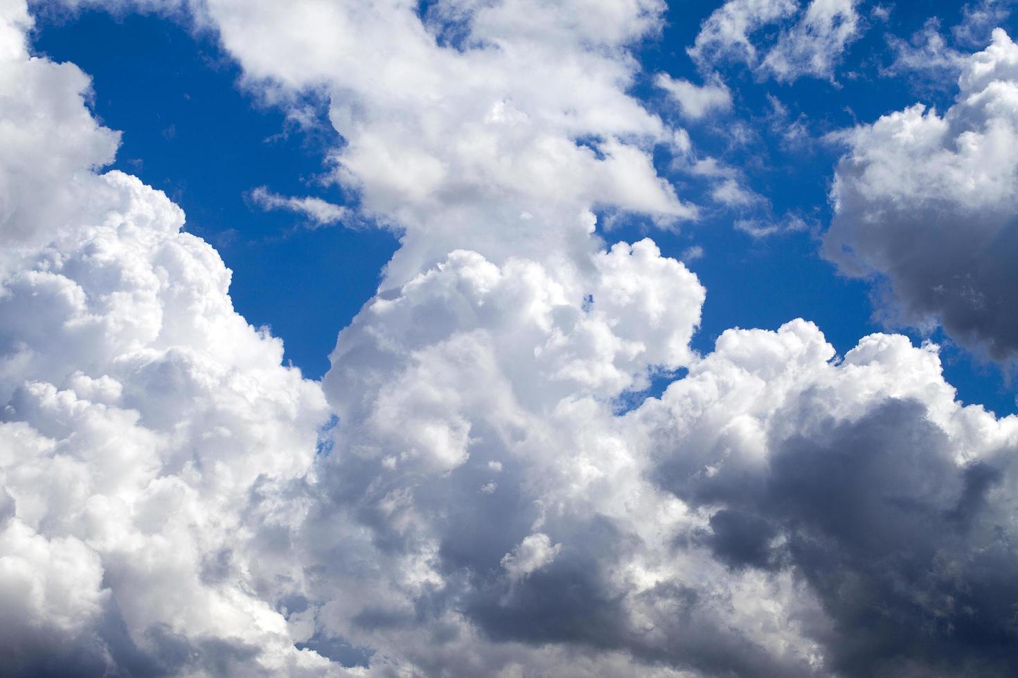 nuvole morbide scure e lucenti sul cielo foto