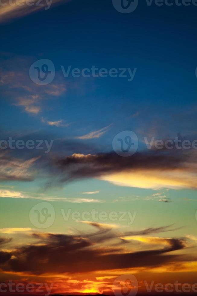 nuvole morbide scure e lucenti sul cielo foto