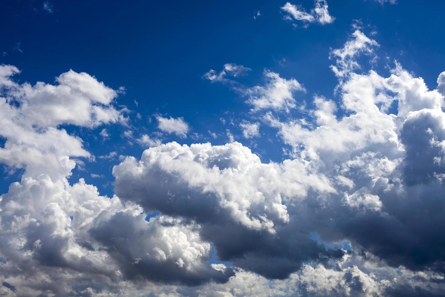 nuvole morbide scure e lucenti sul cielo foto