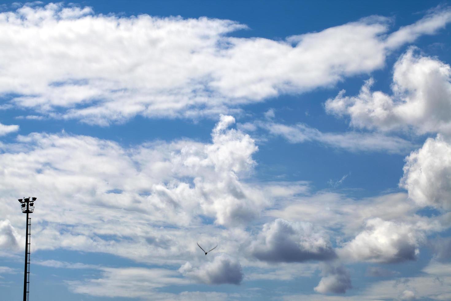 nuvole morbide scure e lucenti sul cielo foto