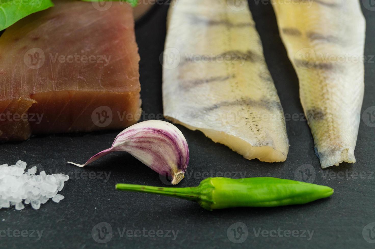 tonno salmone e filetto di lucioperca foto