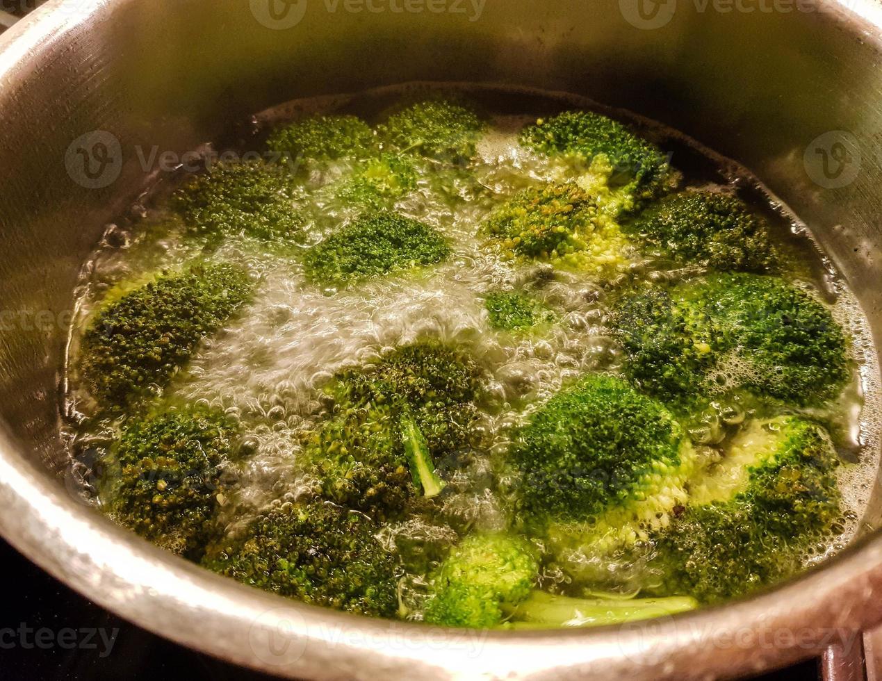 polpette fritte con broccoli lessati e patate al prezzemolo foto