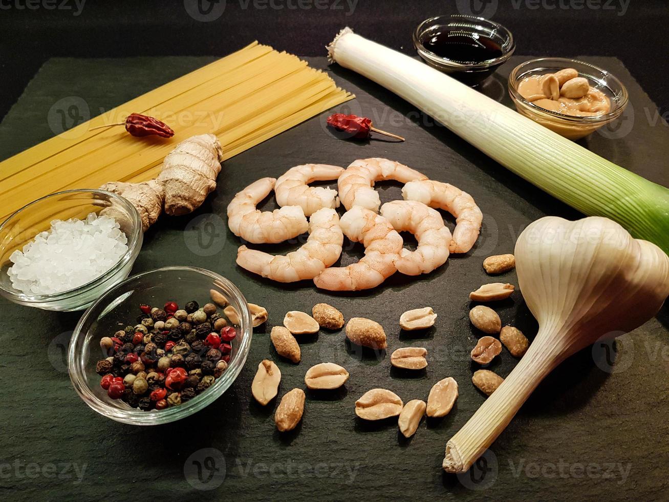 gamberoni bianchi in salsa di arachidi su spaghetti foto