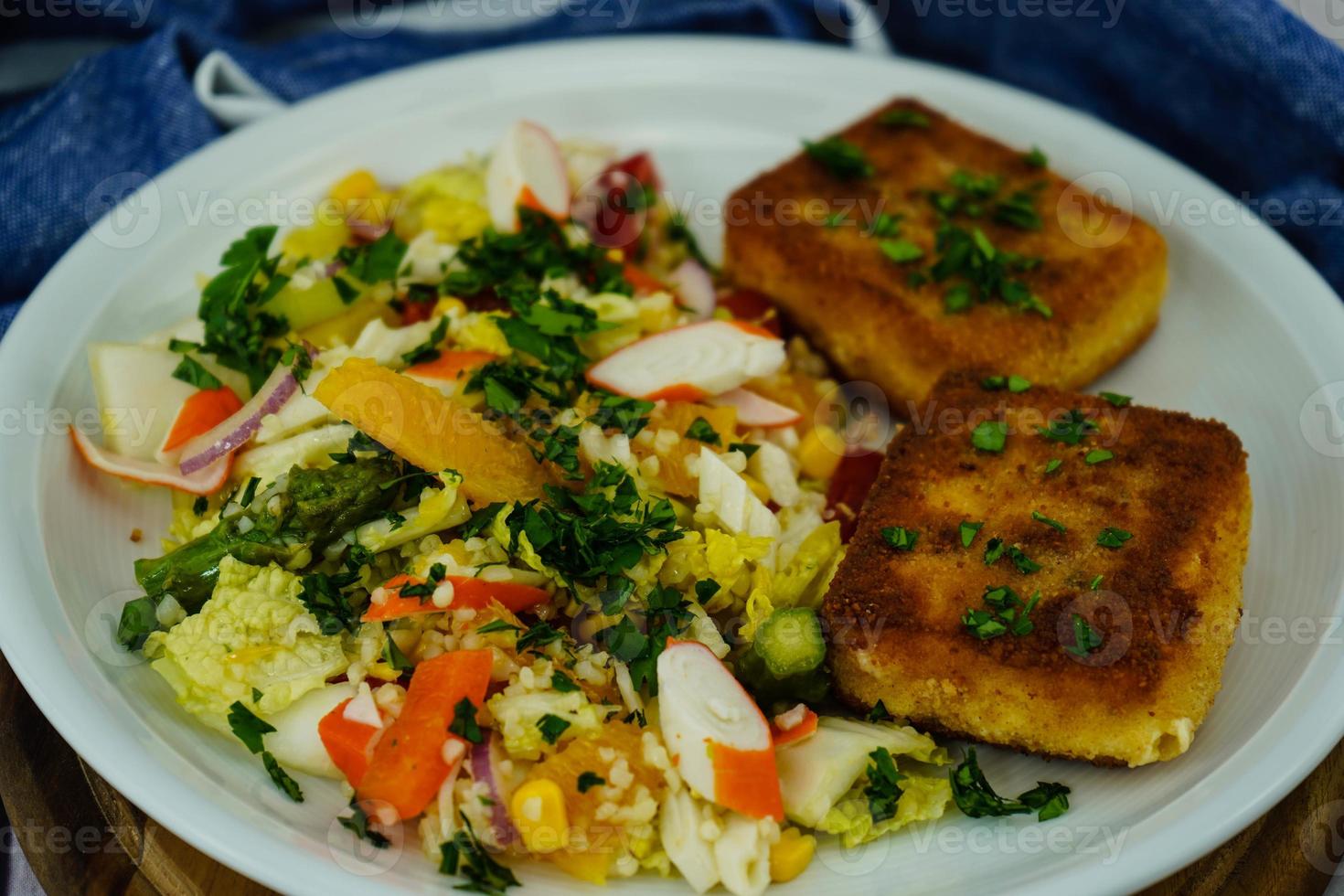 pecorino impanato e al forno con insalata di surimi foto