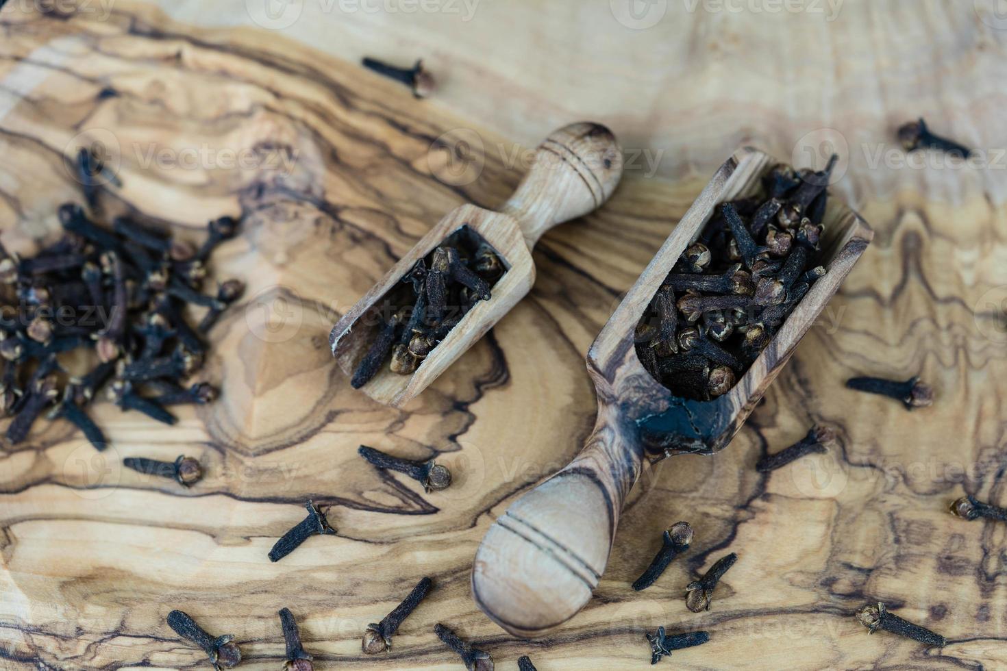 chiodi di garofano essiccati su legno d'ulivo foto