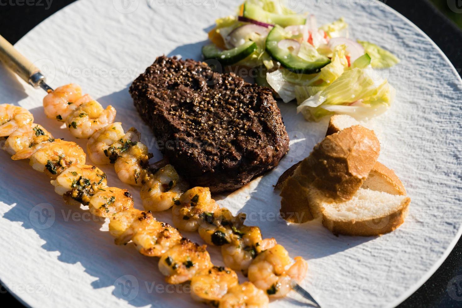 filetto di mare e torba e gamberi tigre bianchi foto