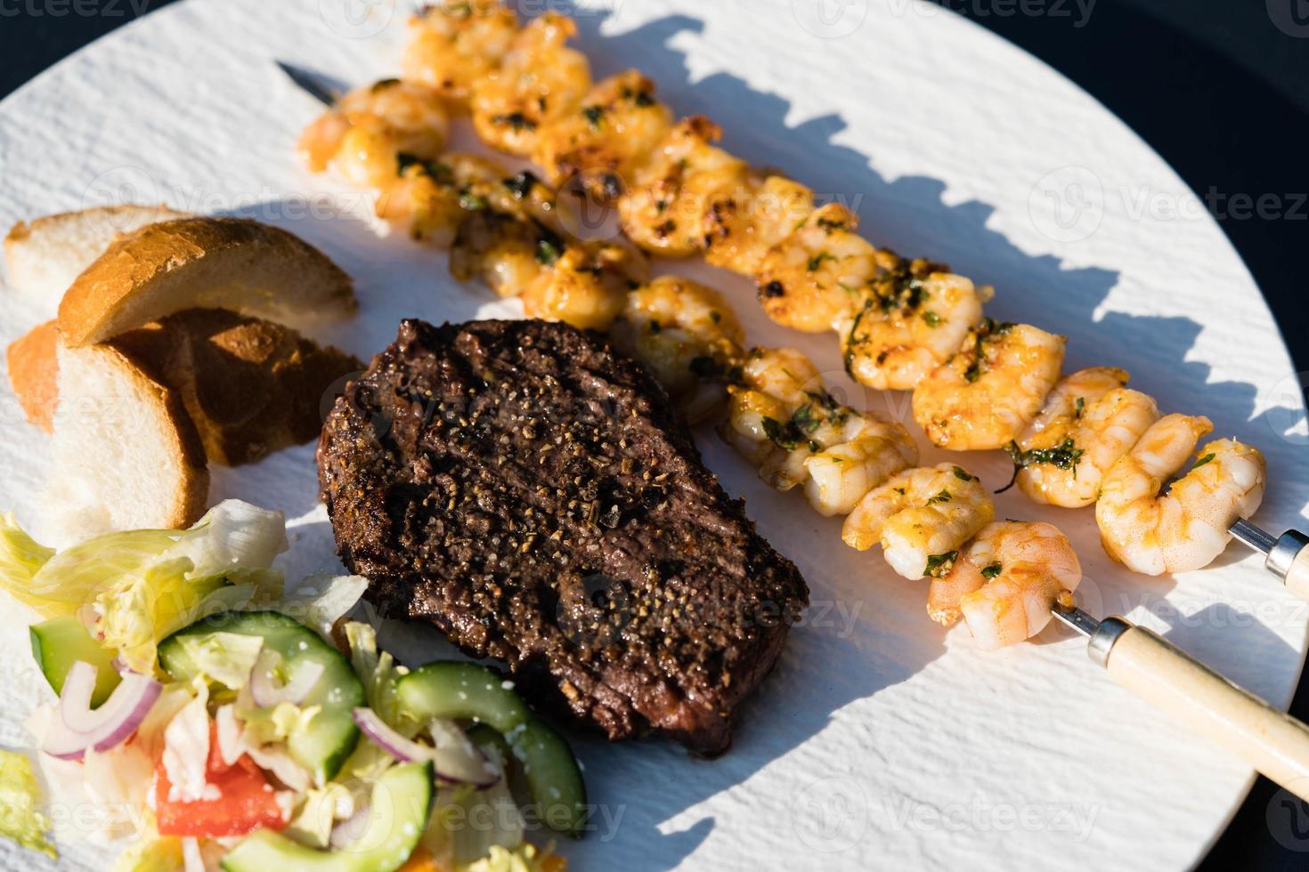 filetto di mare e torba e gamberi tigre bianchi foto