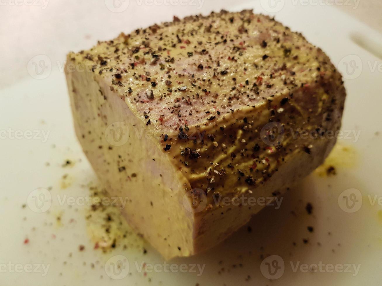 arrosto di maiale della domenica affumicato in pasta sfoglia con cavolo cappuccio bianco foto