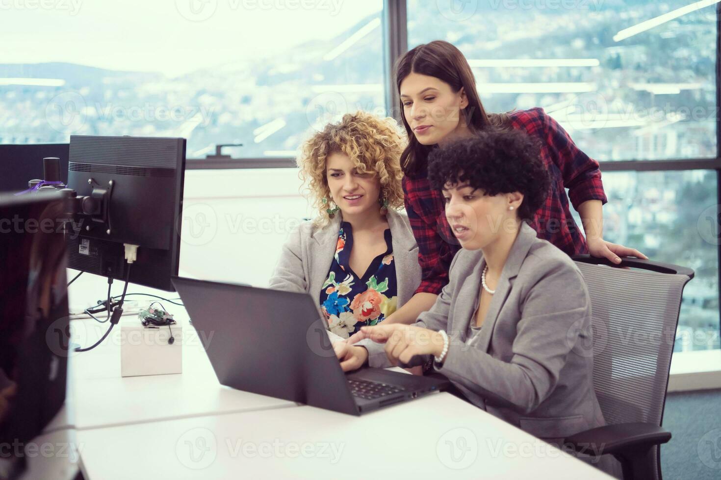 femmina Software sviluppatori utilizzando il computer portatile computer foto