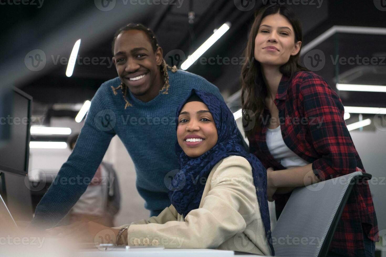 multietnico squadra di Software sviluppatori Lavorando insieme foto