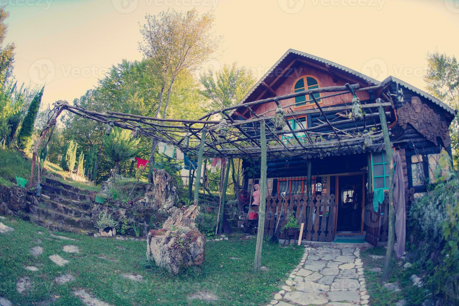 di legno Villetta Casa tradizionale naturale nel il foresta con giardino foto