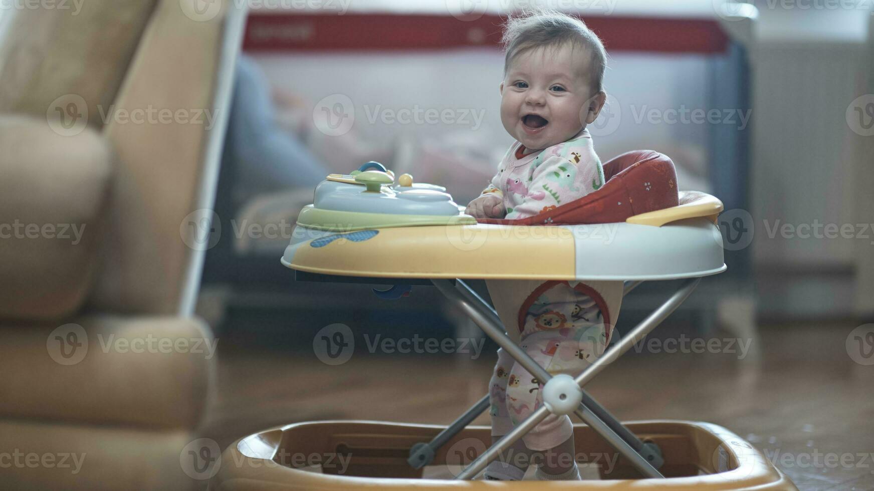 bambino apprendimento per camminare nel camminatore foto