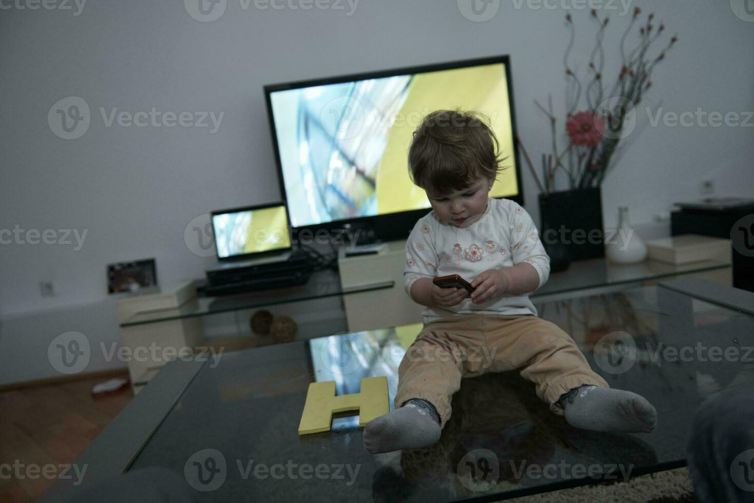 adorabile carino bellissimo poco bambino ragazza giocando con giocattoli a casa foto