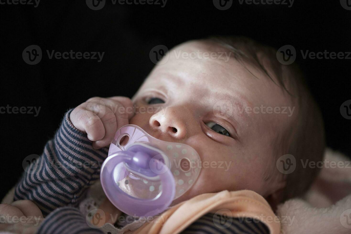 uno mese neonato bambino addormentato nel letto foto