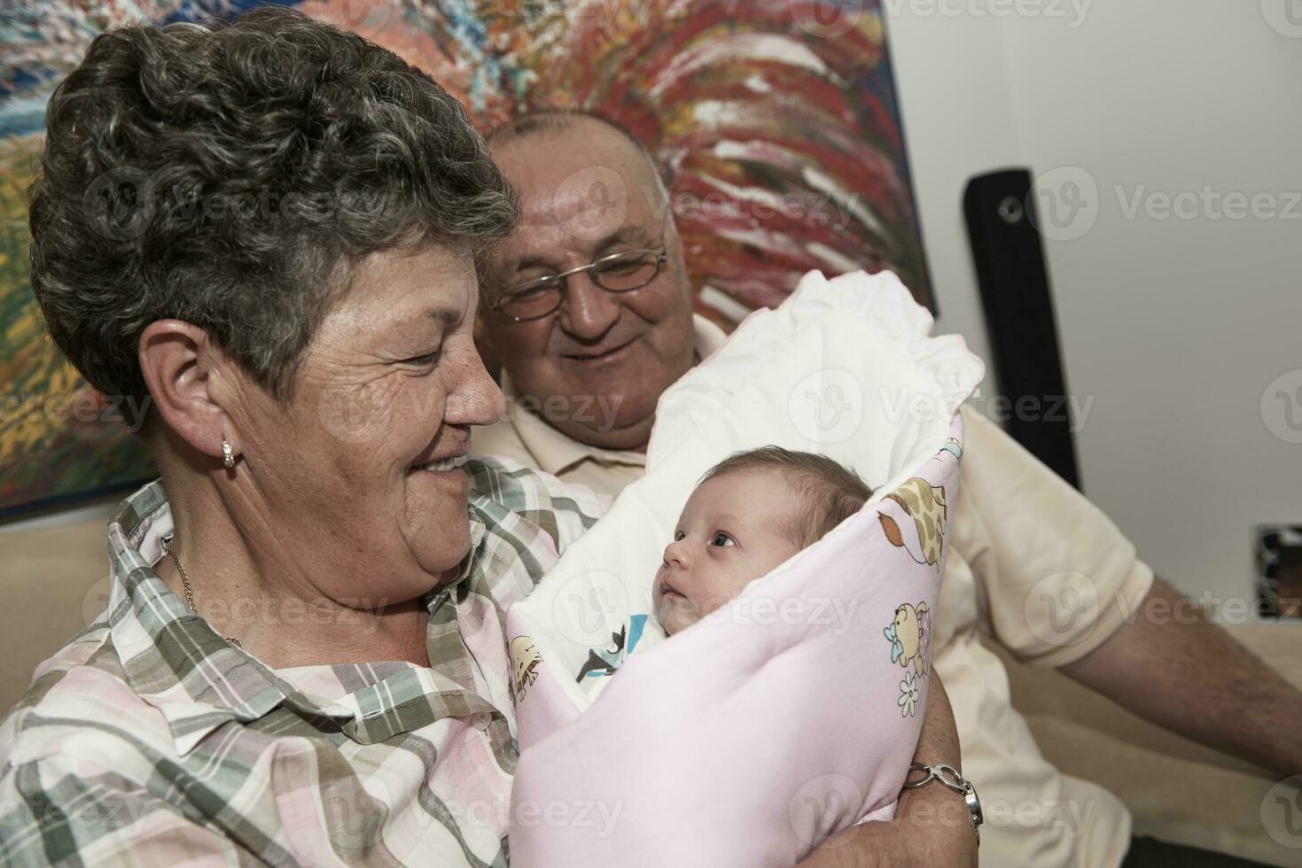 famiglia ritratto con nonni genitori e bambino foto