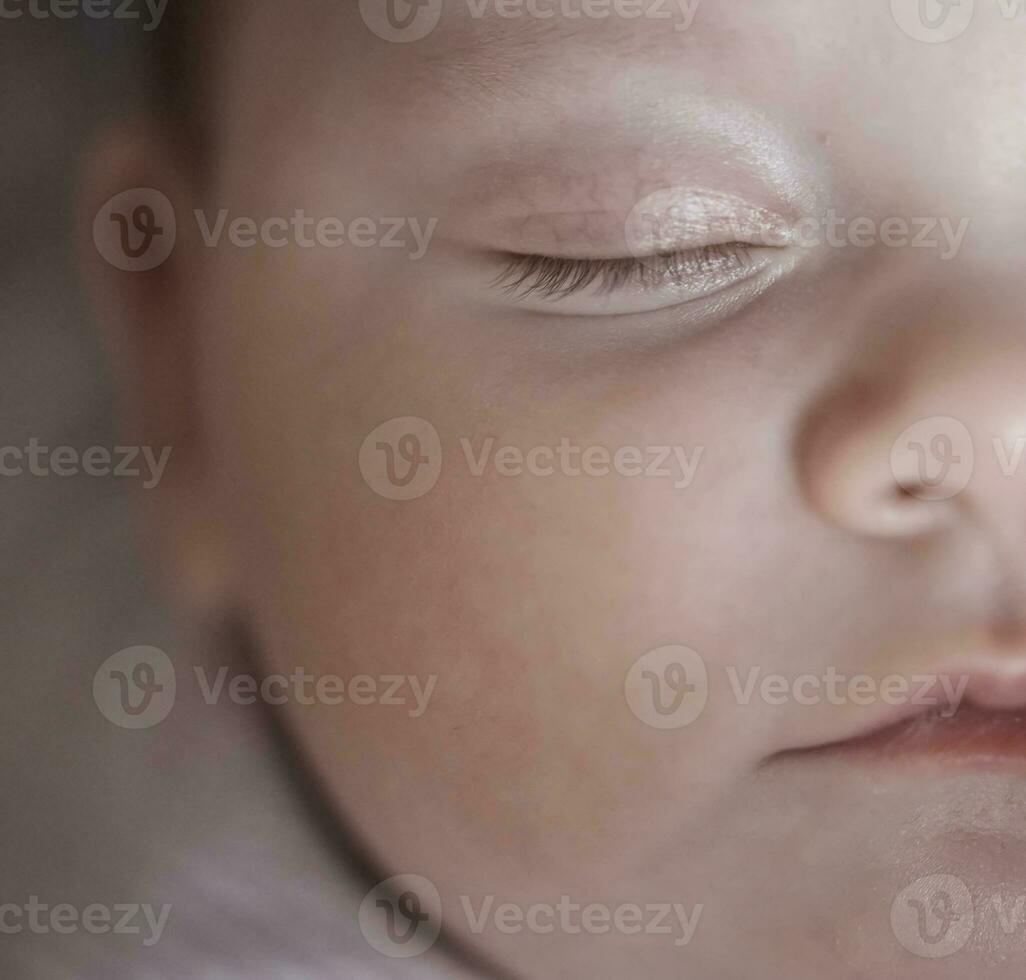 neonato bambino addormentato a casa nel letto foto