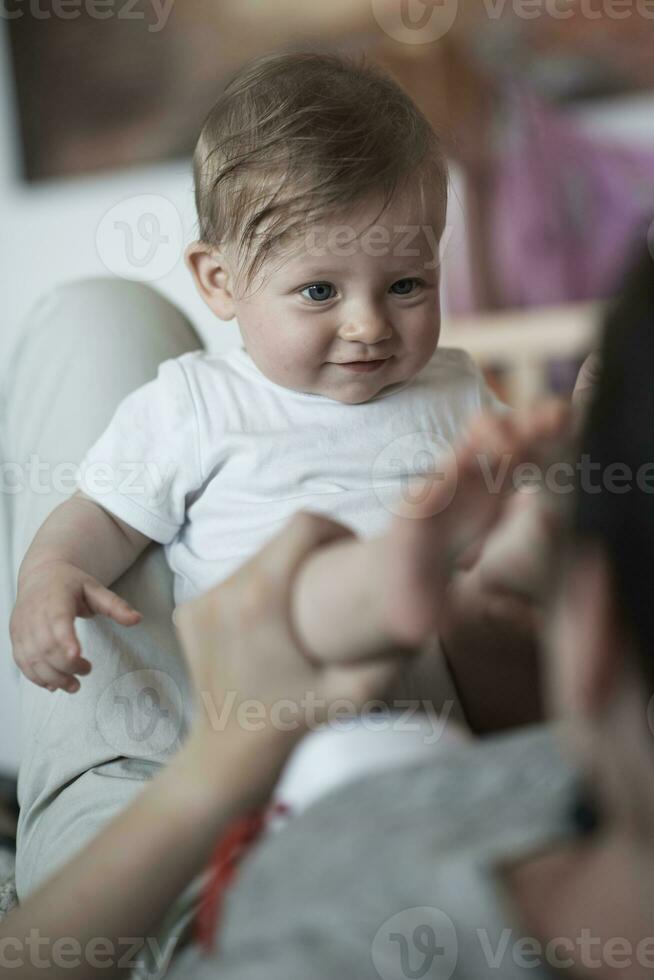 madre è giocando con bambino a casa foto