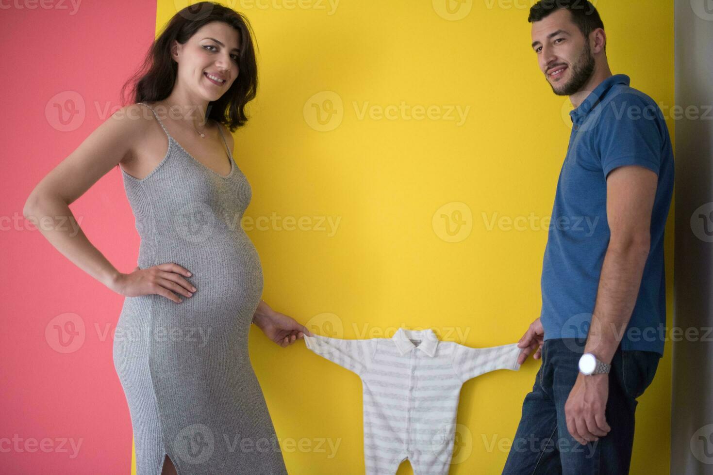 giovane coppia Tenere bambino body foto