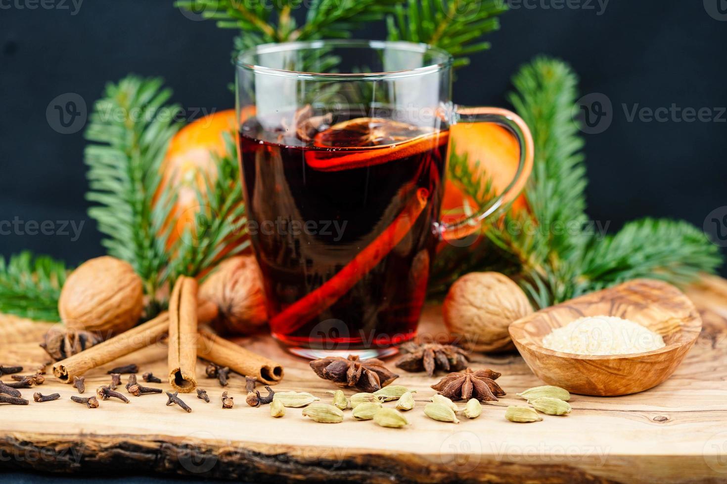 vin brulè e spezie natalizie su legno d'ulivo foto