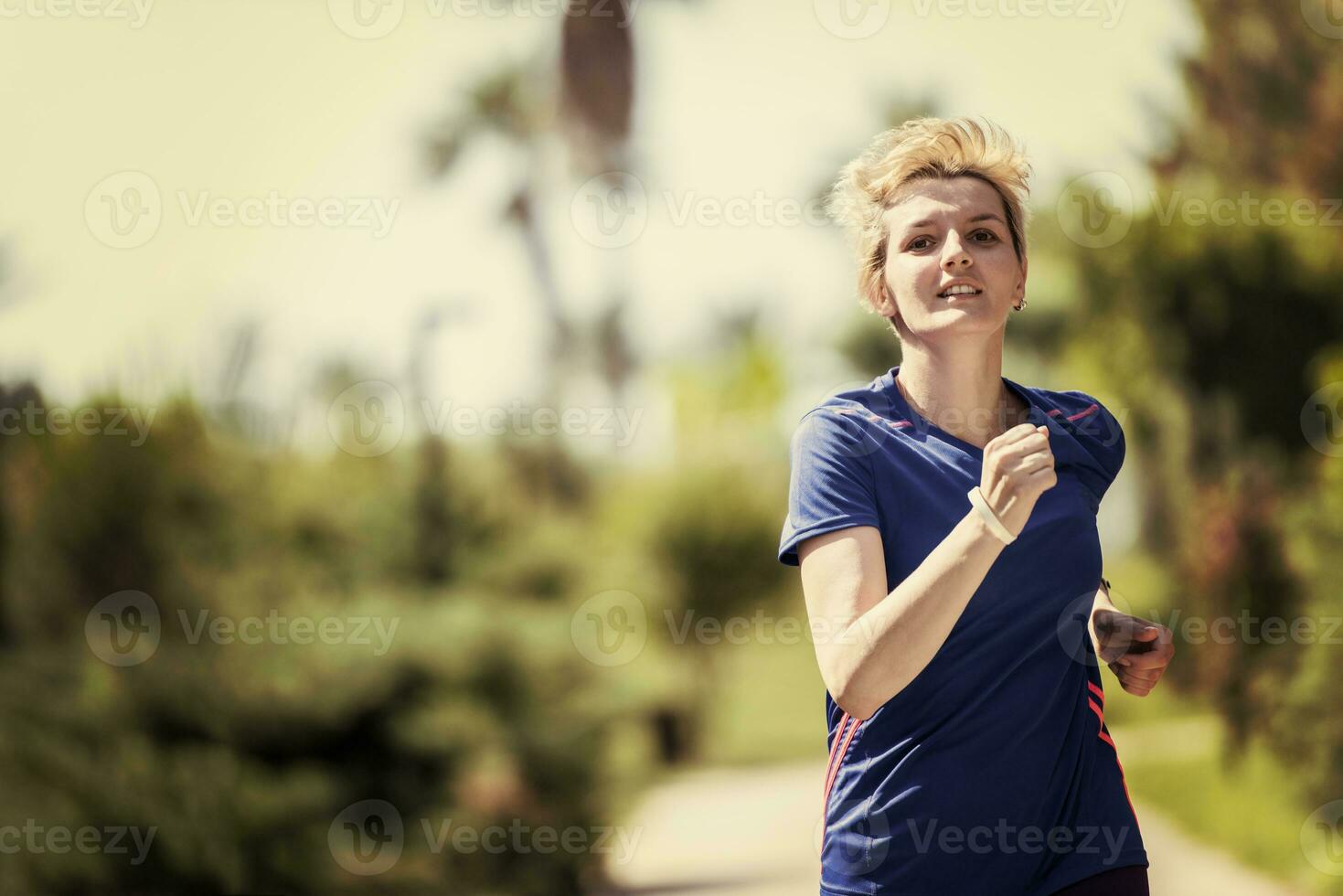 giovane corridore femminile che si allena per la maratona foto