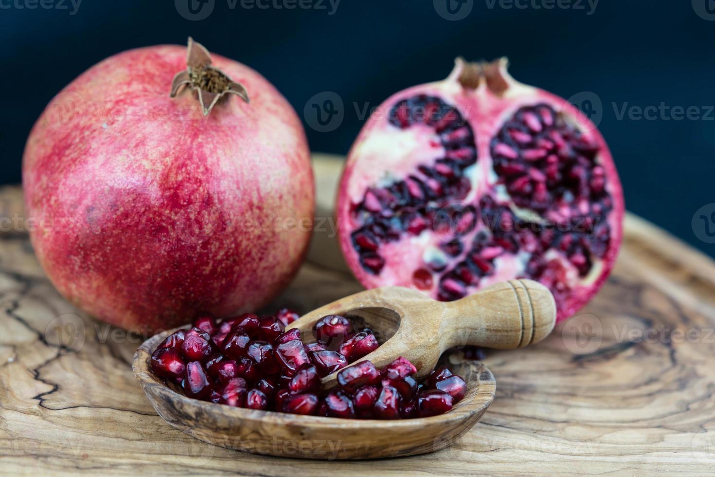 melograno rosso su legno d'ulivo foto