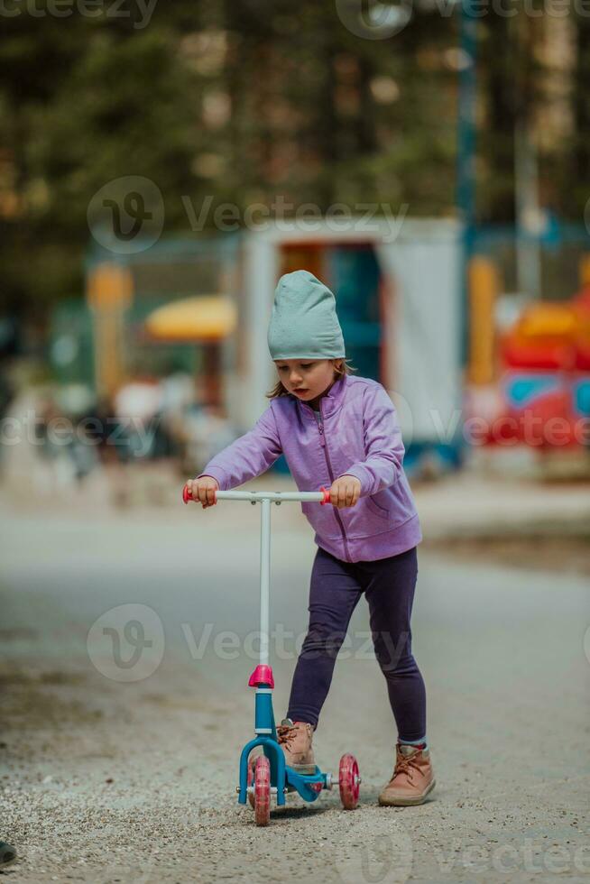 un' poco ragazza giocando nel il parco. il concetto di famiglia socializzazione nel il parco. un' ragazza altalene su un' oscillazione, giochi creativo Giochi foto