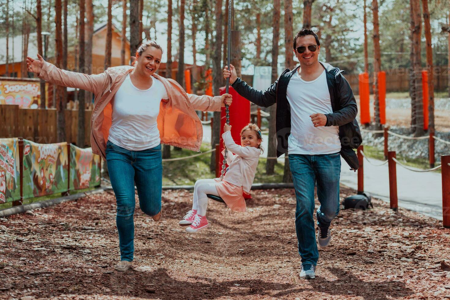 famiglia divertimento nel il parco. contento famiglia la spesa tempo nel parco e giocando con loro figlia foto