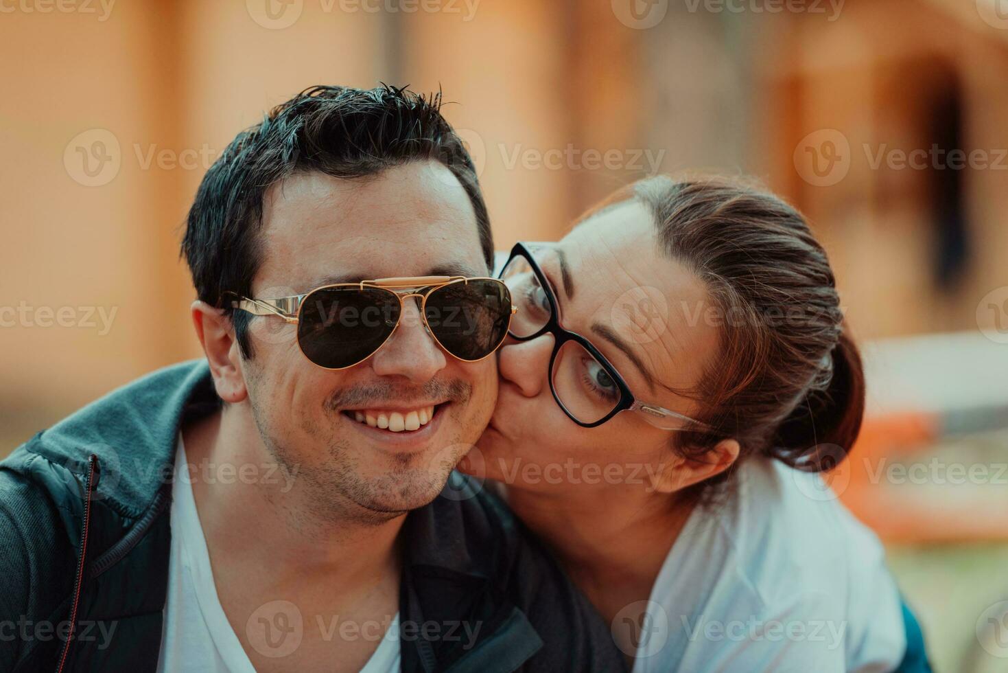 un' romantico coppia la spesa tempo nel il parco. un' coppia assunzione foto su un' bellissimo soleggiato giorno mentre avendo un' fine settimana via