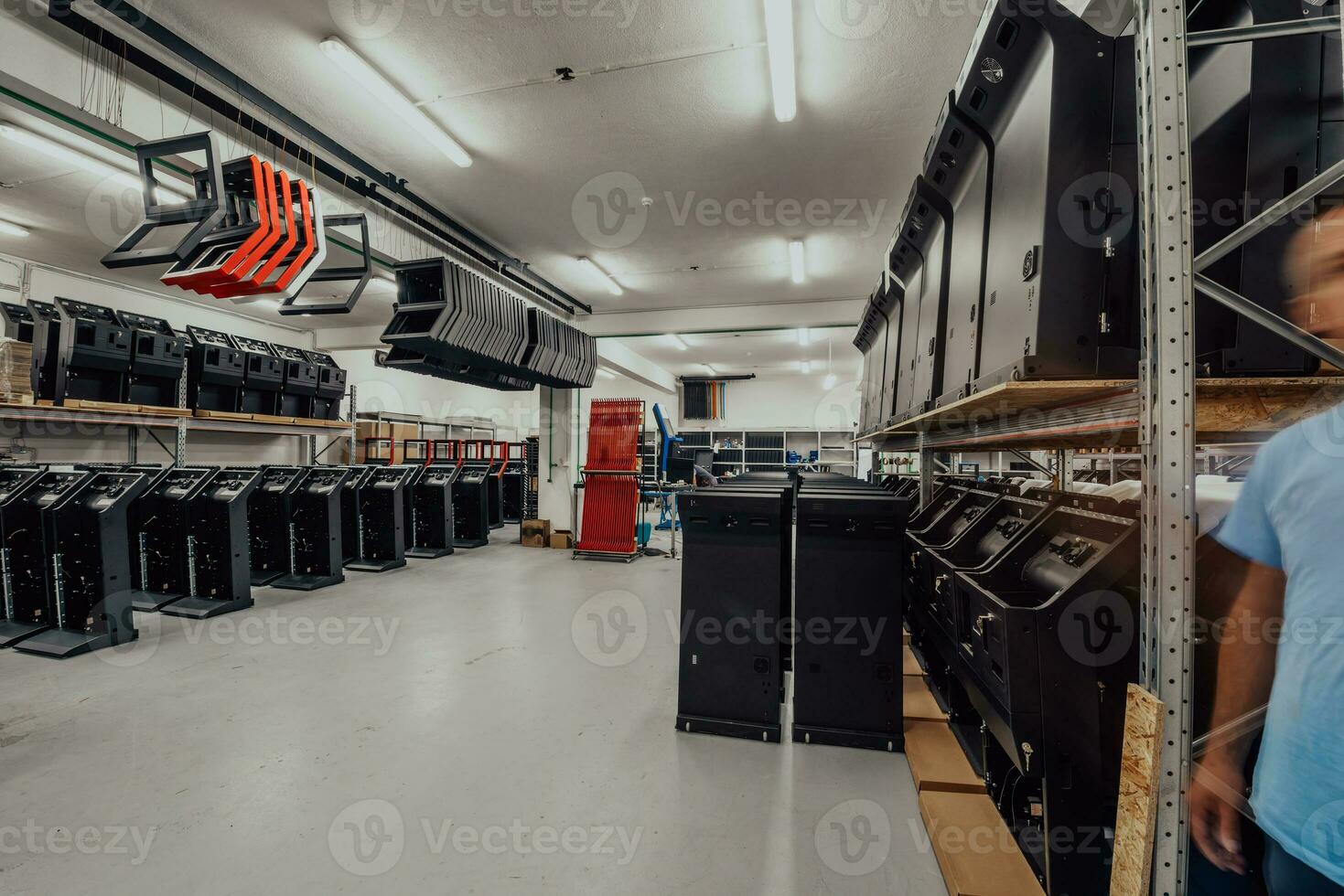 il interno di un' grande industriale edificio o fabbrica con acciaio costruzioni foto