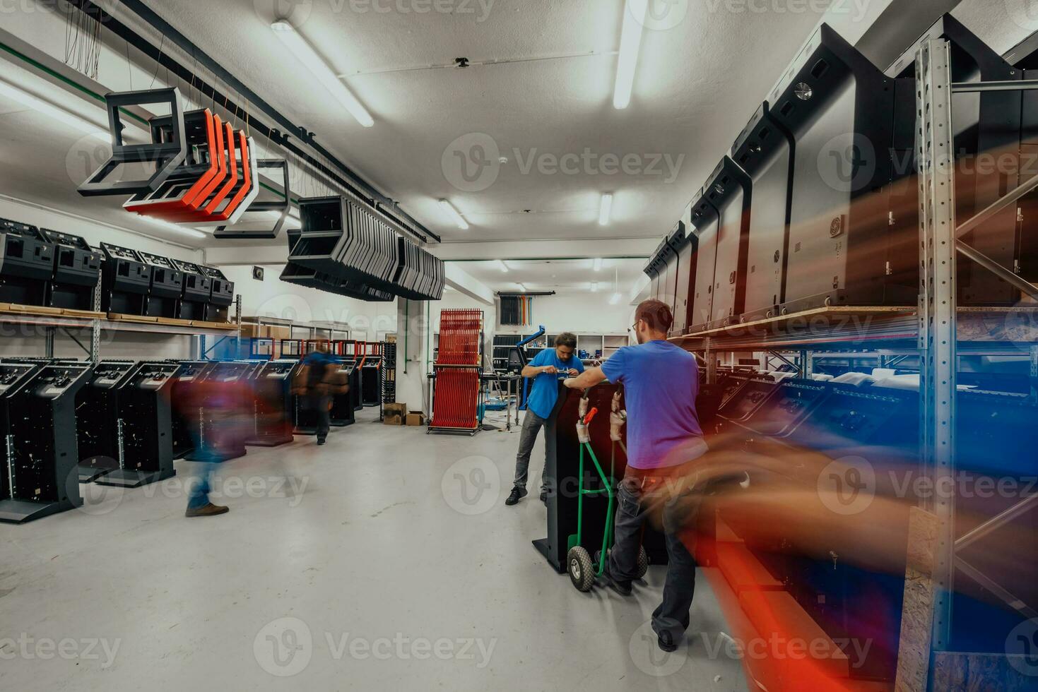 sfocato movimento di lavoratori nel moderno pesante industria mentre fare il lavori essi siamo nel caricare di. sfocato foto. selettivo messa a fuoco foto