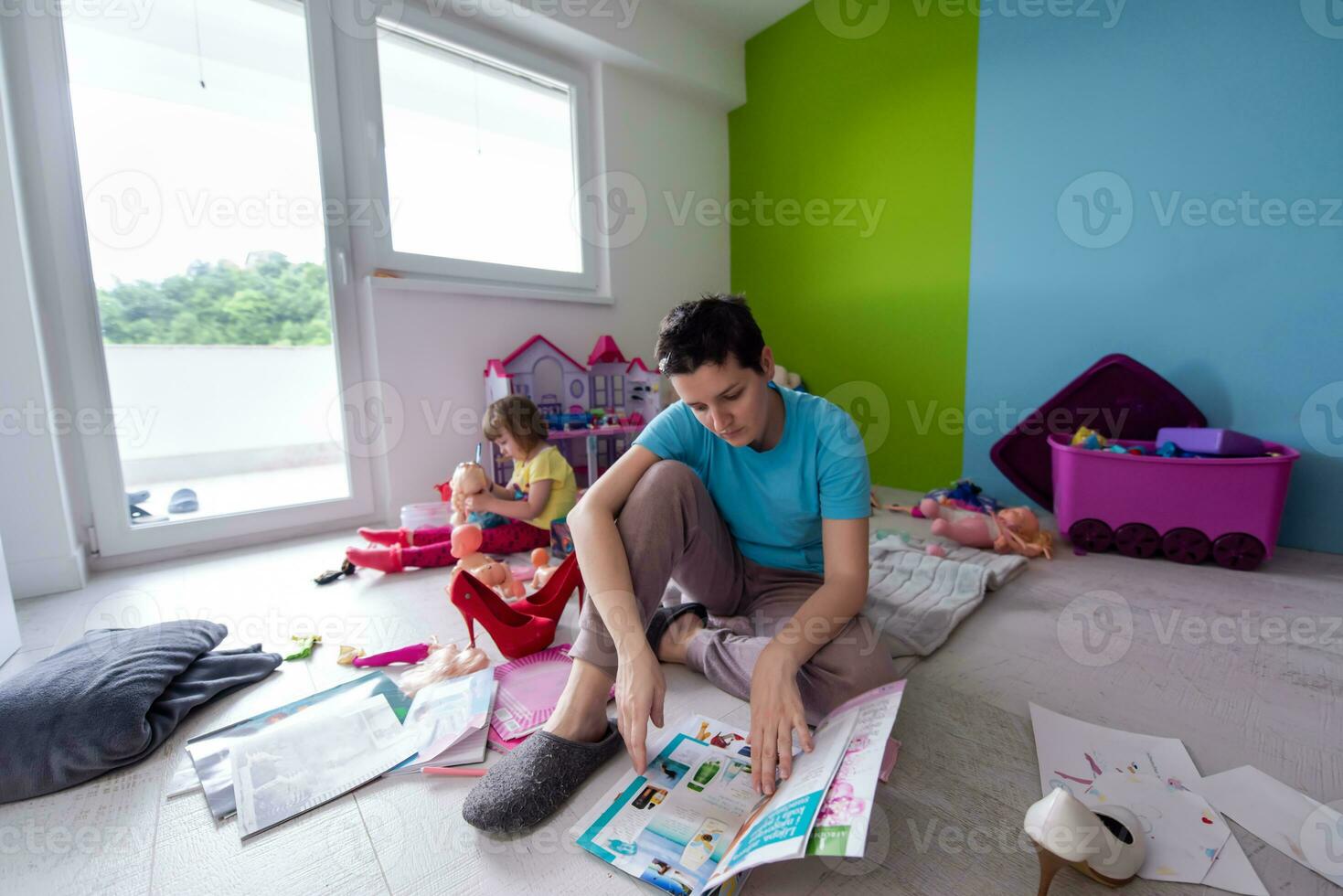 madre e sua carino poco figlia godendo gratuito tempo su il pavimento a casa foto