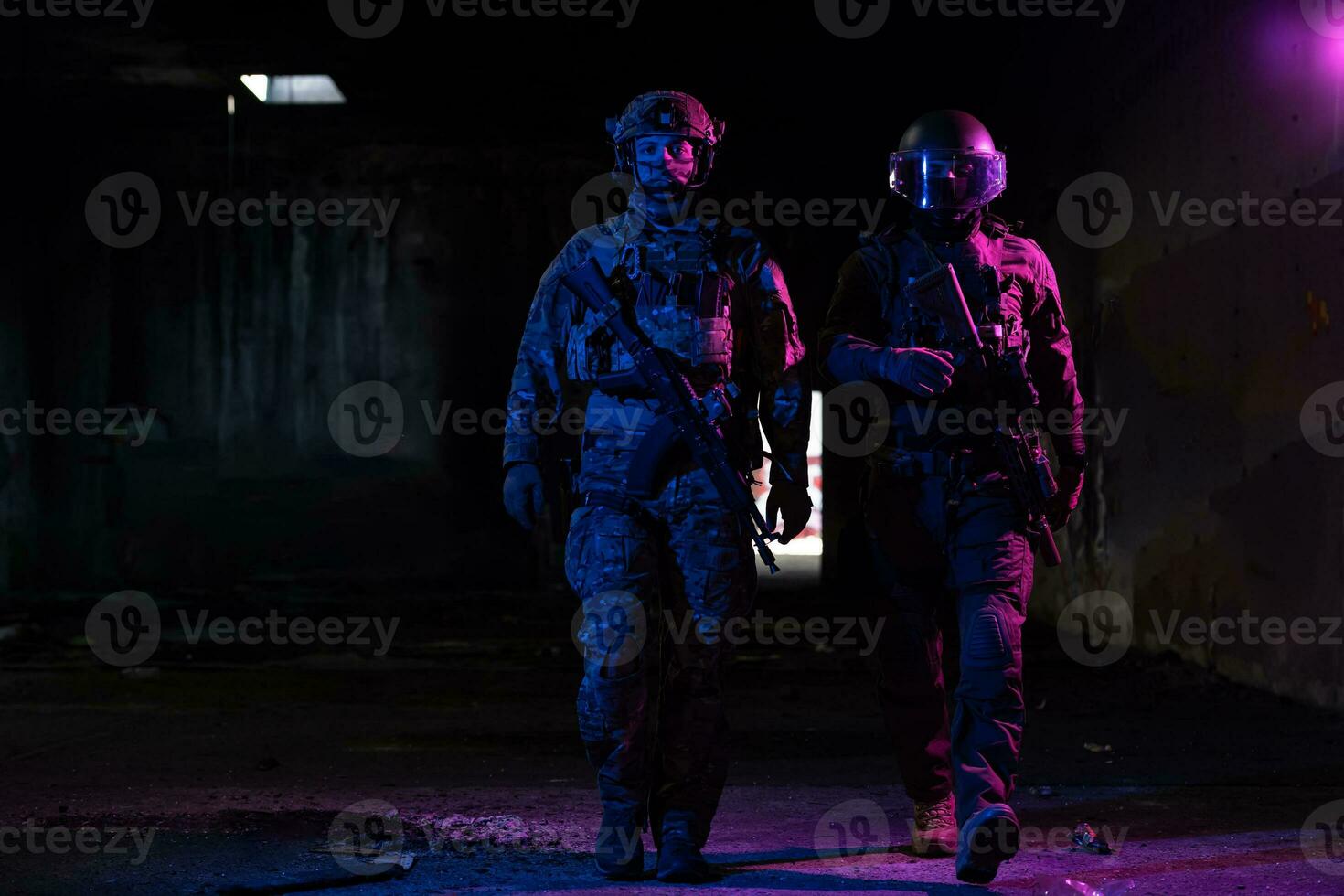 moderno guerra soldati nel buio con combattere cartucce e Armi nel il mani di attrezzata laser viste siamo nel battaglia ordine. misto media. foto