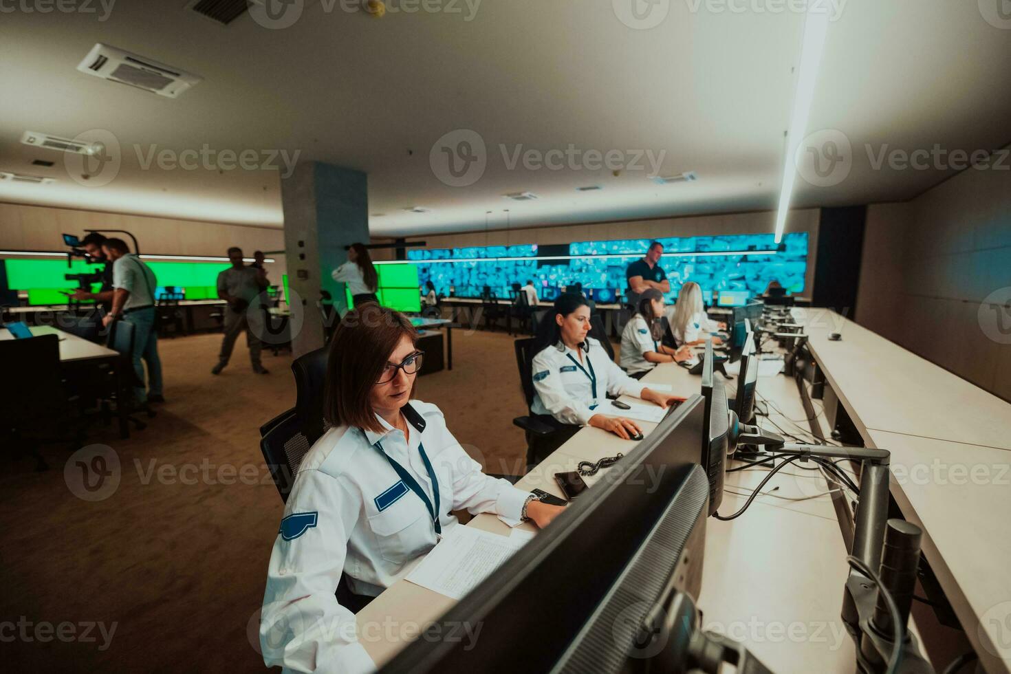 gruppo di femmina sicurezza operatori Lavorando nel un' dati sistema controllo camera tecnico operatori Lavorando a stazione di lavoro con multiplo mostra, sicurezza guardie ✔ Lavorando su multiplo monitor nel sorvegliante foto