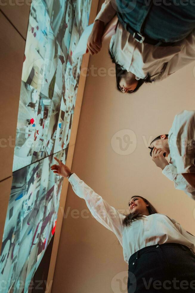 gruppo di femmina sicurezza operatori Lavorando nel un' dati sistema controllo camera tecnico operatori Lavorando a stazione di lavoro con multiplo mostra, sicurezza guardie ✔ Lavorando su multiplo monitor nel sorvegliante foto