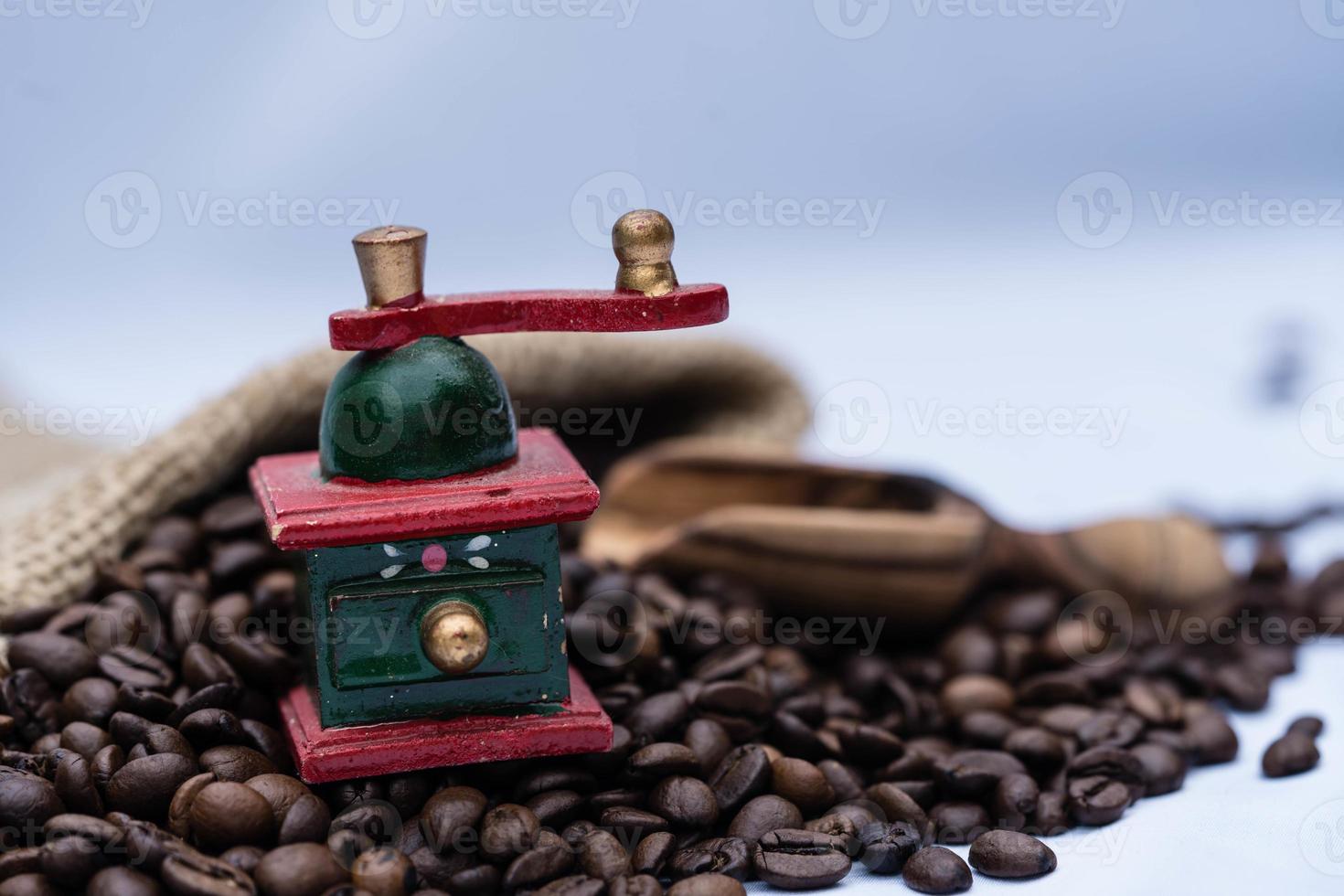 chicchi di caffè tostati e un macinacaffè vitage foto