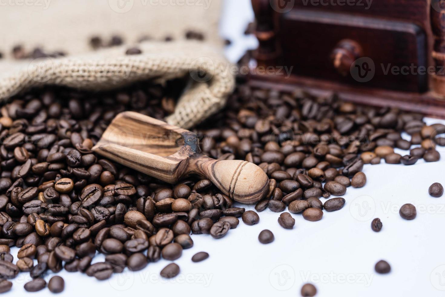 chicchi di caffè tostati e un macinacaffè vitage foto