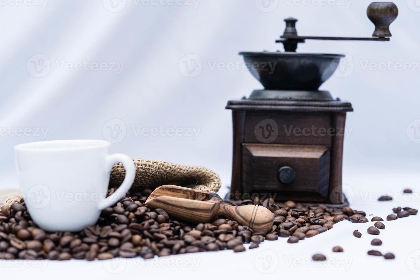 chicchi di caffè tostati e un macinacaffè vitage foto