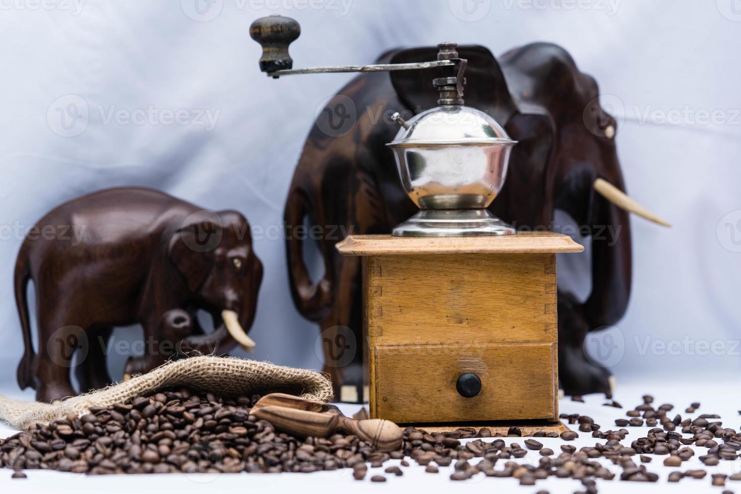 chicchi di caffè tostati e un macinacaffè vitage foto