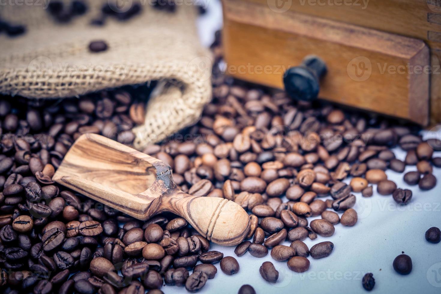 chicchi di caffè tostati e un macinacaffè vitage foto