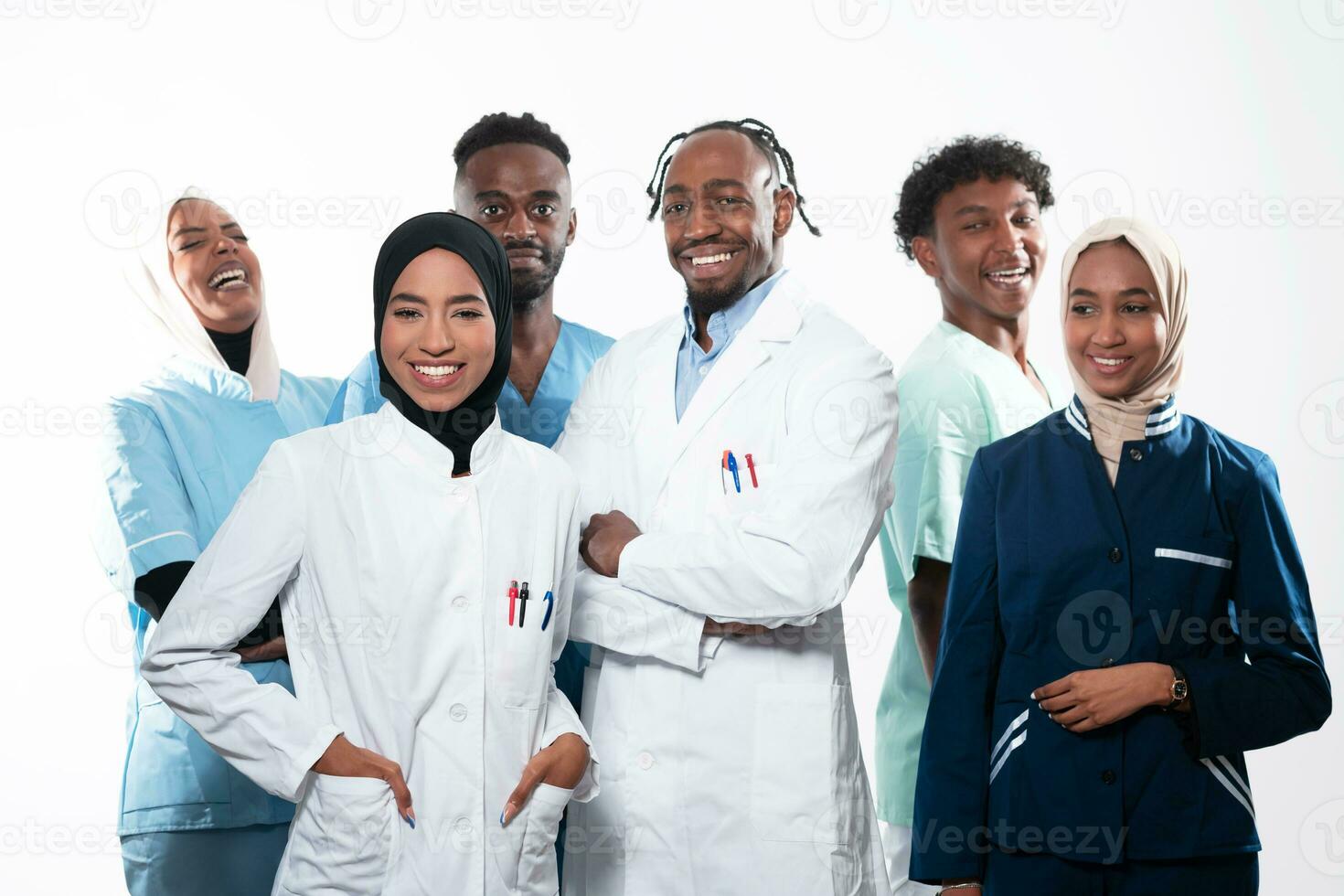 squadra o gruppo di un' medico, infermiera e medico professionale collaboratori in piedi insieme. ritratto di diverso assistenza sanitaria lavoratori guardare fiducioso. mezzo orientale e africano, musulmano medico squadra. foto