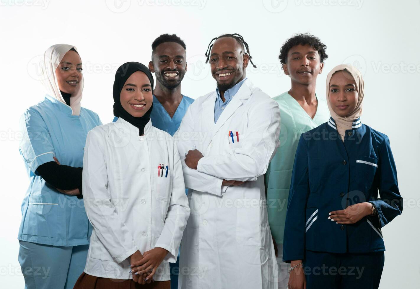squadra o gruppo di un' medico, infermiera e medico professionale collaboratori in piedi insieme. ritratto di diverso assistenza sanitaria lavoratori guardare fiducioso. mezzo orientale e africano, musulmano medico squadra. foto