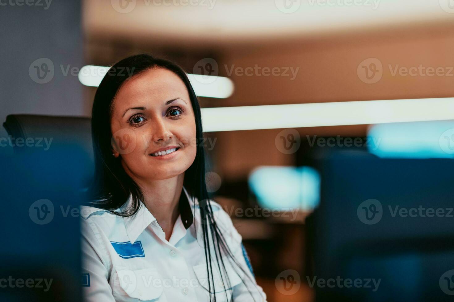 femmina sicurezza operatore Lavorando nel un' dati sistema controllo camera uffici tecnico operatore Lavorando a stazione di lavoro con multiplo mostra, sicurezza guardia Lavorando su multiplo monitor foto