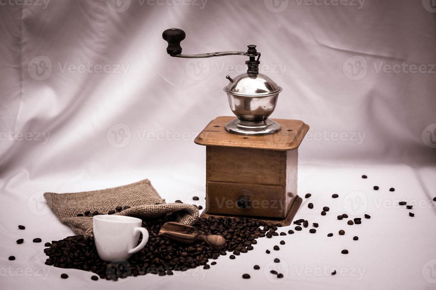 chicchi di caffè tostati e un macinacaffè vitage foto