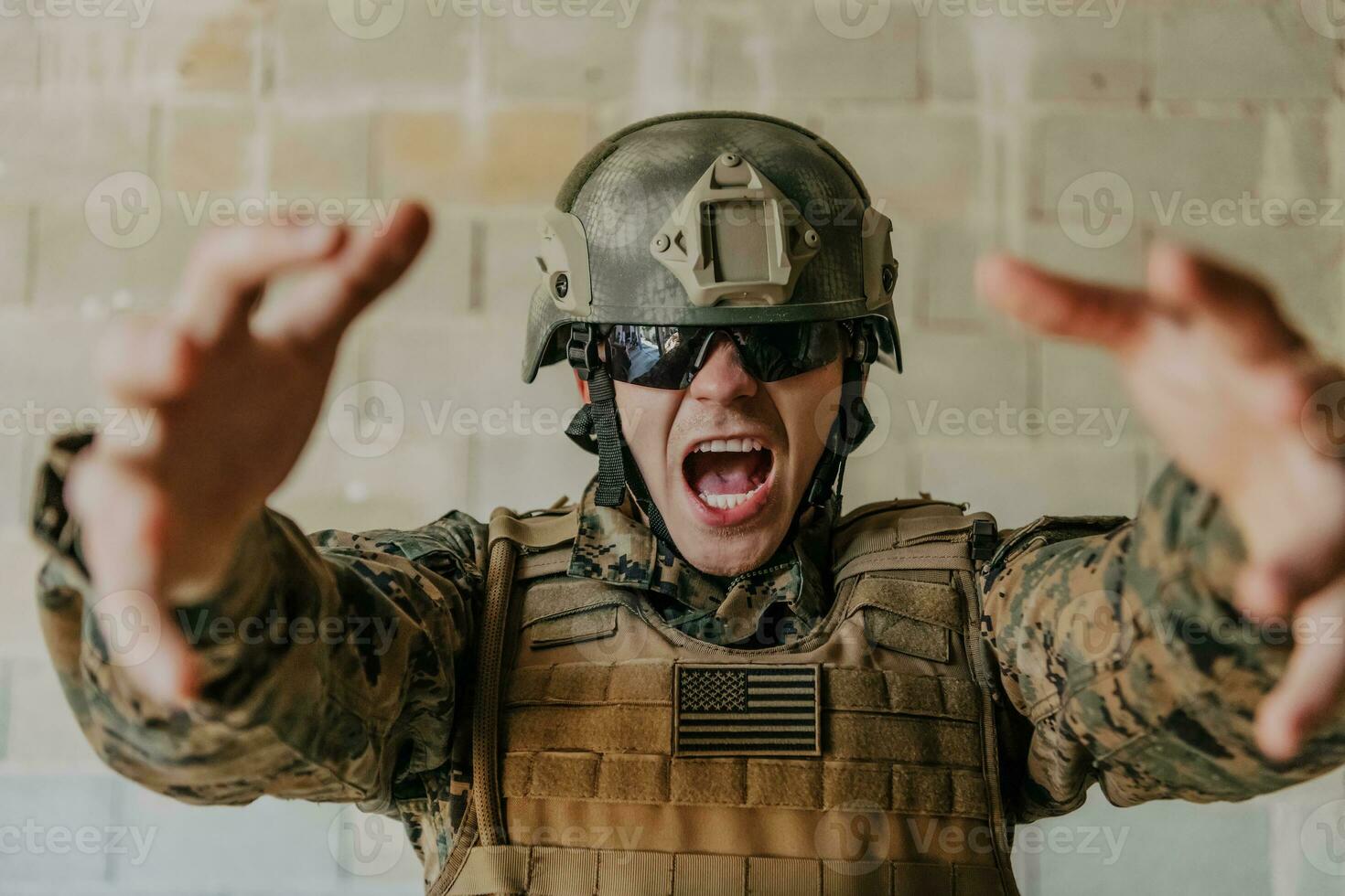 successo nel il guerra campagna. un' soldato con sollevato mani celebra il riuscito conquista di nemico territorio foto