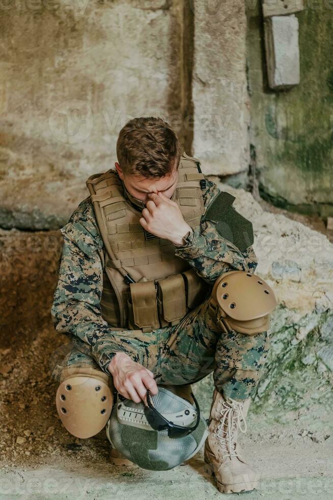 psichico i problemi nel soldati. il soldato ha psicologico i problemi mentre su il campo di battaglia foto