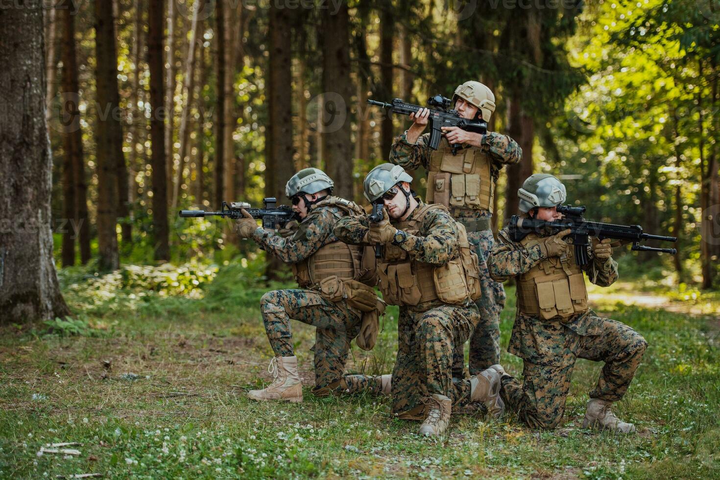 un' gruppo di moderno guerra soldati è combattente un' guerra nel pericoloso a distanza foresta le zone. un' gruppo di soldati è combattente su il nemico linea con moderno Armi. il concetto di guerra e militare conflitti foto