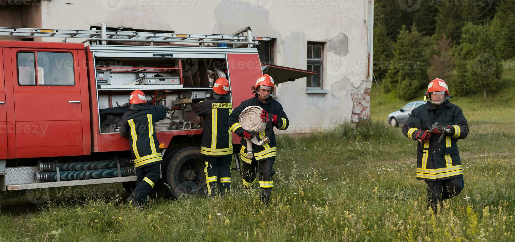 gruppo di fuoco combattenti in piedi fiducioso dopo un' bene fatto salvare operazione. pompiere pronto per emergenza servizio. foto